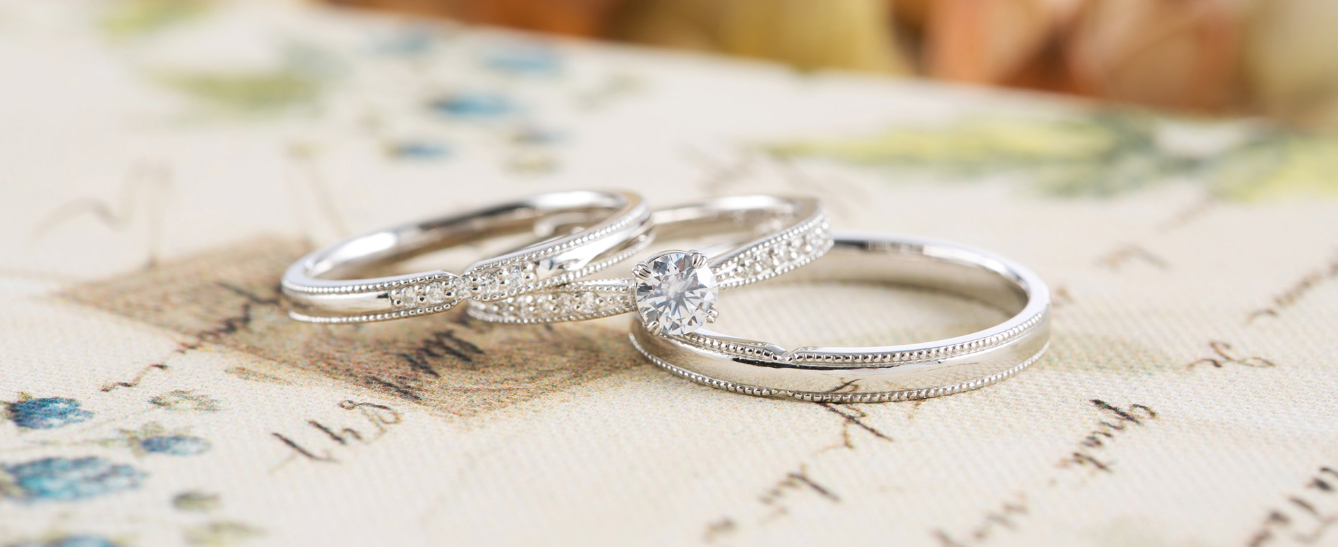 アンティークの技法を現代のデザインにとりいれた婚約指輪＆結婚指輪